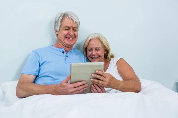 Пара використовує цифровий планшет вдома — стокове фото