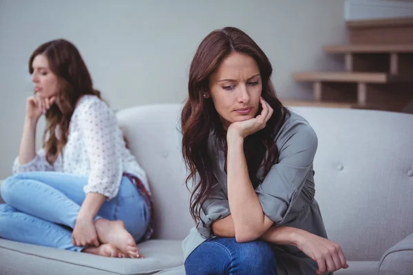 Vrouw veronachtzaming vriend na argument — Stockfoto