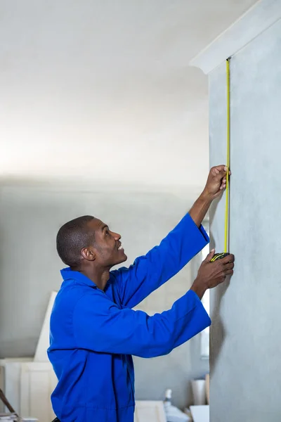 Handyman measuring wall — Stock Photo, Image