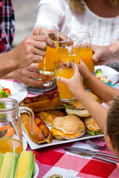 Bebidas familiares tostadas —  Fotos de Stock