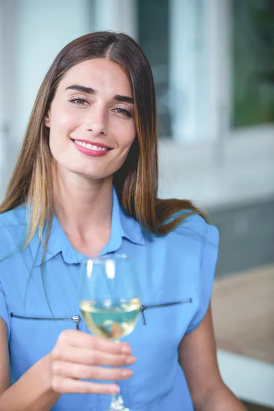 ワイングラスを持っている女性は — ストック写真