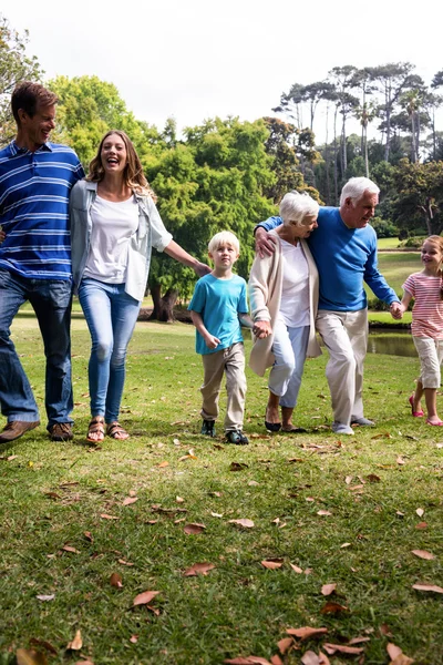 Passeggiata multigenerazionale in famiglia nel parco — Foto Stock