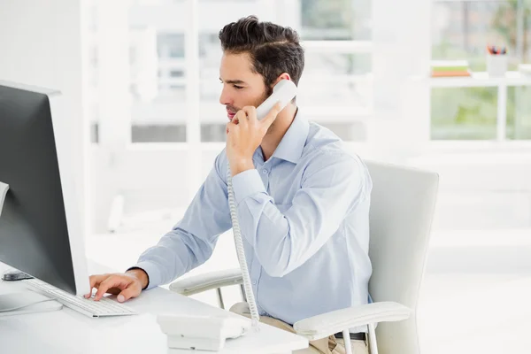 Affärsman pratar i telefon — Stockfoto