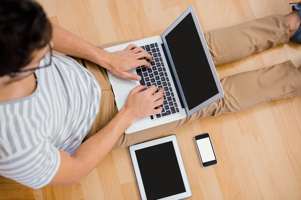 L'uomo sta usando un portatile — Foto Stock