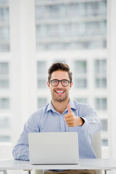 Hombre de negocios mostrando pulgares hacia arriba —  Fotos de Stock