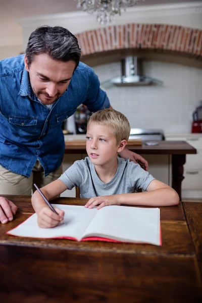 Pai ajudando filho com lição de casa — Fotografia de Stock