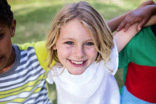 Gelukkig meisje permanent in park — Stockfoto