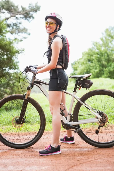 Kobieta stojąc z roweru — Zdjęcie stockowe
