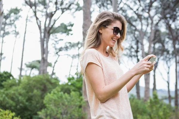 Frau nutzt Smartphone — Stockfoto