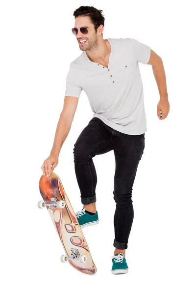 Jonge man skateboarden — Stockfoto