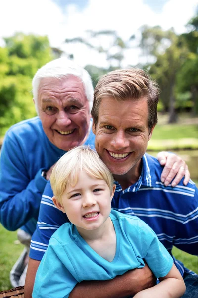 Família fazendo piquenique — Fotografia de Stock