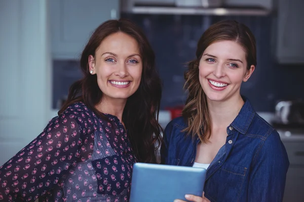 Vrouwen met behulp van digitale tablet in keuken — Stockfoto