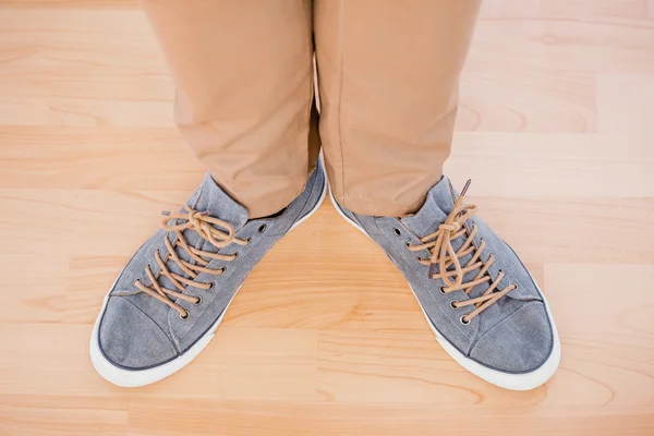 Mans voeten met canvas schoenen — Stockfoto