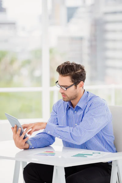 Uomo d'affari che utilizza tablet digitale — Foto Stock