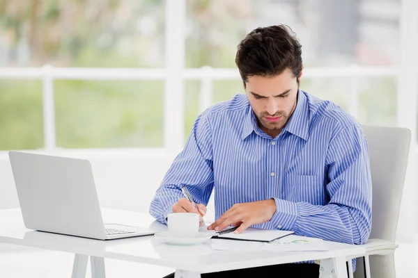 Zakenman schrijft in dagboek — Stockfoto