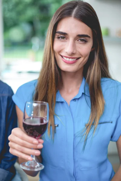 Kvinna som håller glas rött vin — Stockfoto