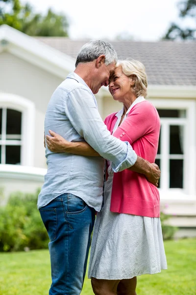 Pareja mayor parada fuera de casa — Foto de Stock