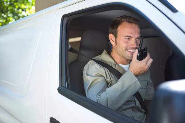 Telsiz üzerinde konuşurken teslimat sürücüsü — Stok fotoğraf