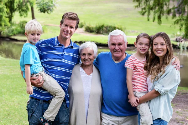 Famiglia in piedi nel parco — Foto Stock