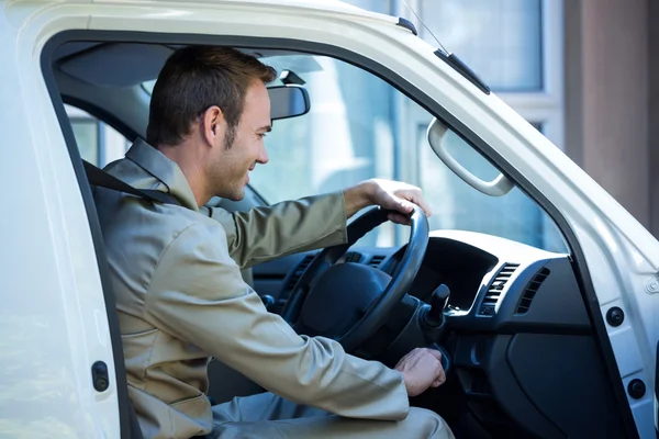 Entrega homem iniciando um carro — Fotografia de Stock