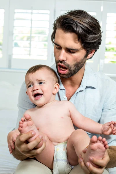 Padre llevando llorando bebé niño — Foto de Stock