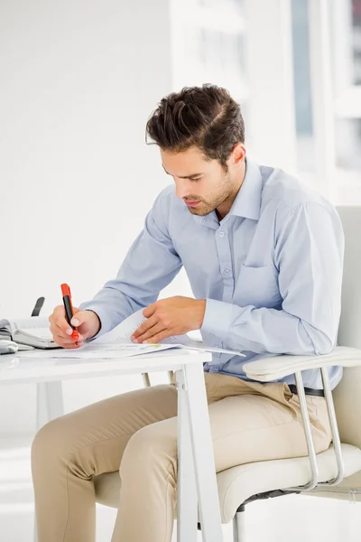 Zakenman maken van aantekeningen bij balie — Stockfoto