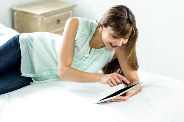 Dijital tablet yatağa kullanan kadın — Stok fotoğraf