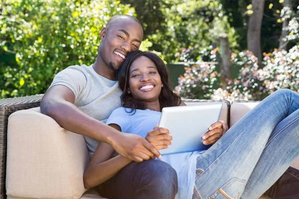 Paar entspannt auf Sofa mit Tablet — Stockfoto