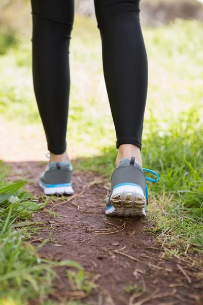 Mujer caminando en el campo —  Fotos de Stock