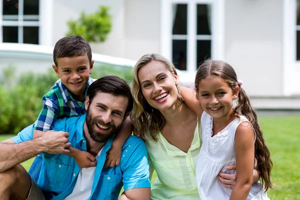 Familia sentada en el patio —  Fotos de Stock