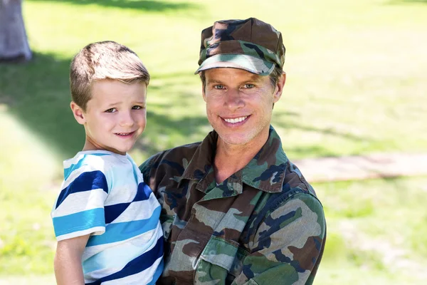 Soldado reunido com filho — Fotografia de Stock