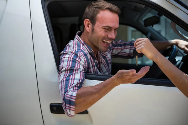 若い男が車のキーを受信 — ストック写真