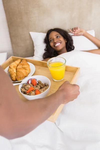 Мужчина подает завтрак женщине — стоковое фото