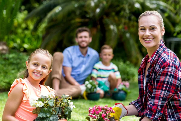 Madre e figlia con vasi di fiori — Foto Stock