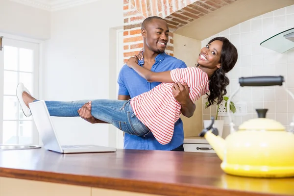 Man carrying woman in arms — Stock Photo, Image