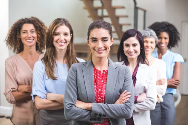 Innenarchitekt steht mit verschränkten Armen — Stockfoto