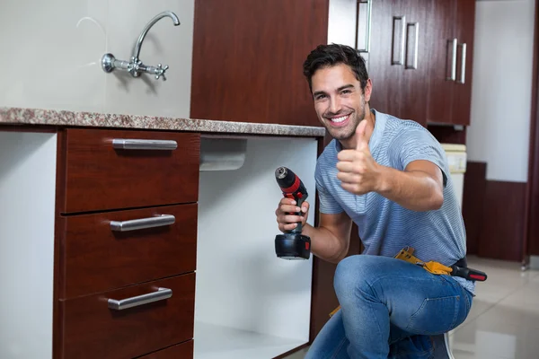 Homem mostrando o polegar para cima — Fotografia de Stock