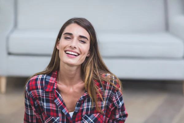 Mujer sonriendo en sala de estar —  Fotos de Stock