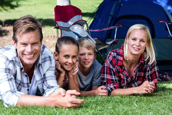 Familie liegt im Gras — Stockfoto