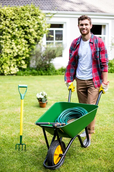 Uomo che tiene rastrello in cortile — Foto Stock