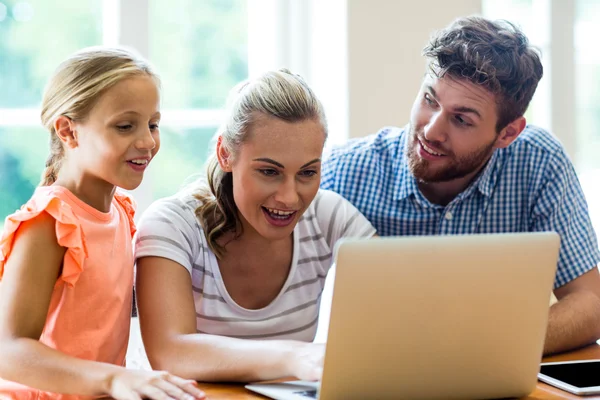 Vater schaut Mutter und Tochter an — Stockfoto