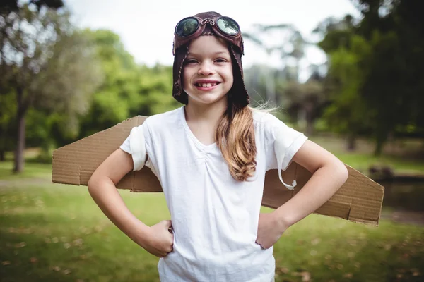 Glad tjej står i parken med handen på höften — Stockfoto