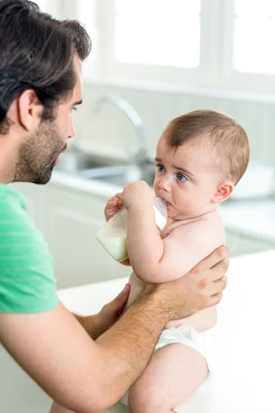 Bebê menino beber leite — Fotografia de Stock