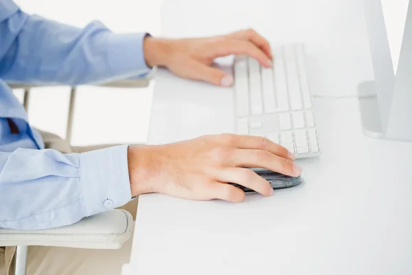 Businessman working on computer — Stock Photo, Image