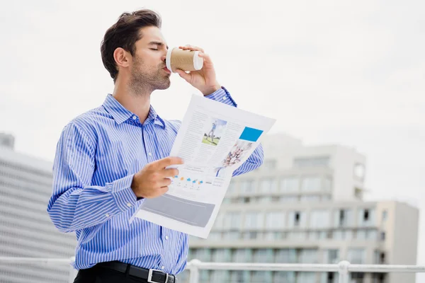 Affärsman läsa tidningen — Stockfoto