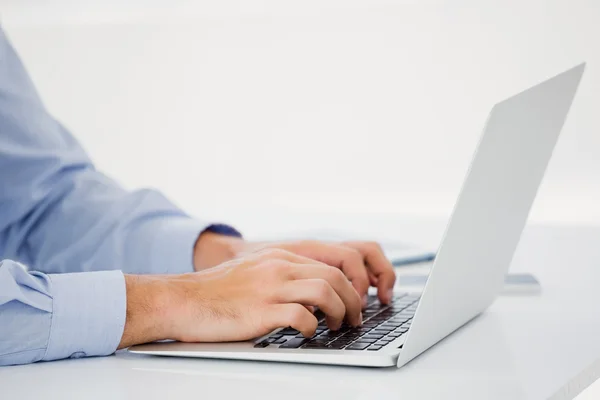 Zakenman werkt aan laptop — Stockfoto