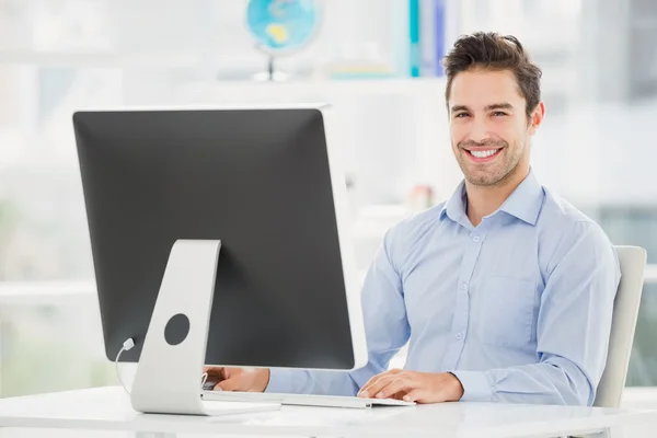 Zakenman werkt op de computer — Stockfoto