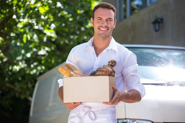 Delivery man standing in front of van — Stock Photo, Image