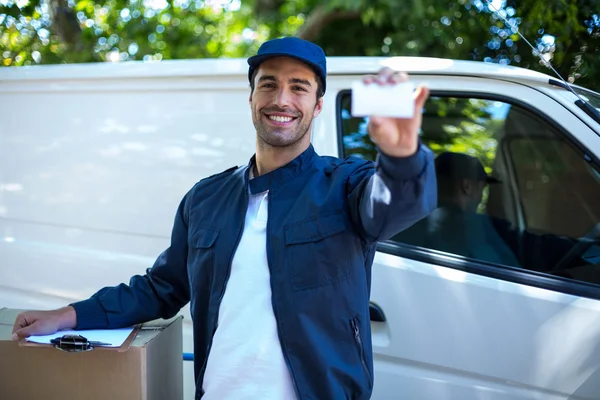 Homem de entrega mostrando cartão de visita — Fotografia de Stock