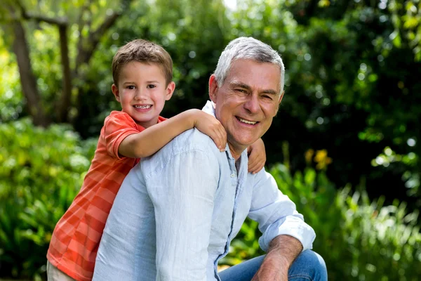 Garndfather bahçesinde torunu ile — Stok fotoğraf